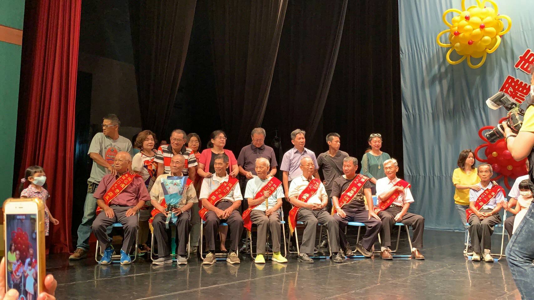 子女跪地奉茶敬父養育恩 羅東模範父親表揚溫馨感人