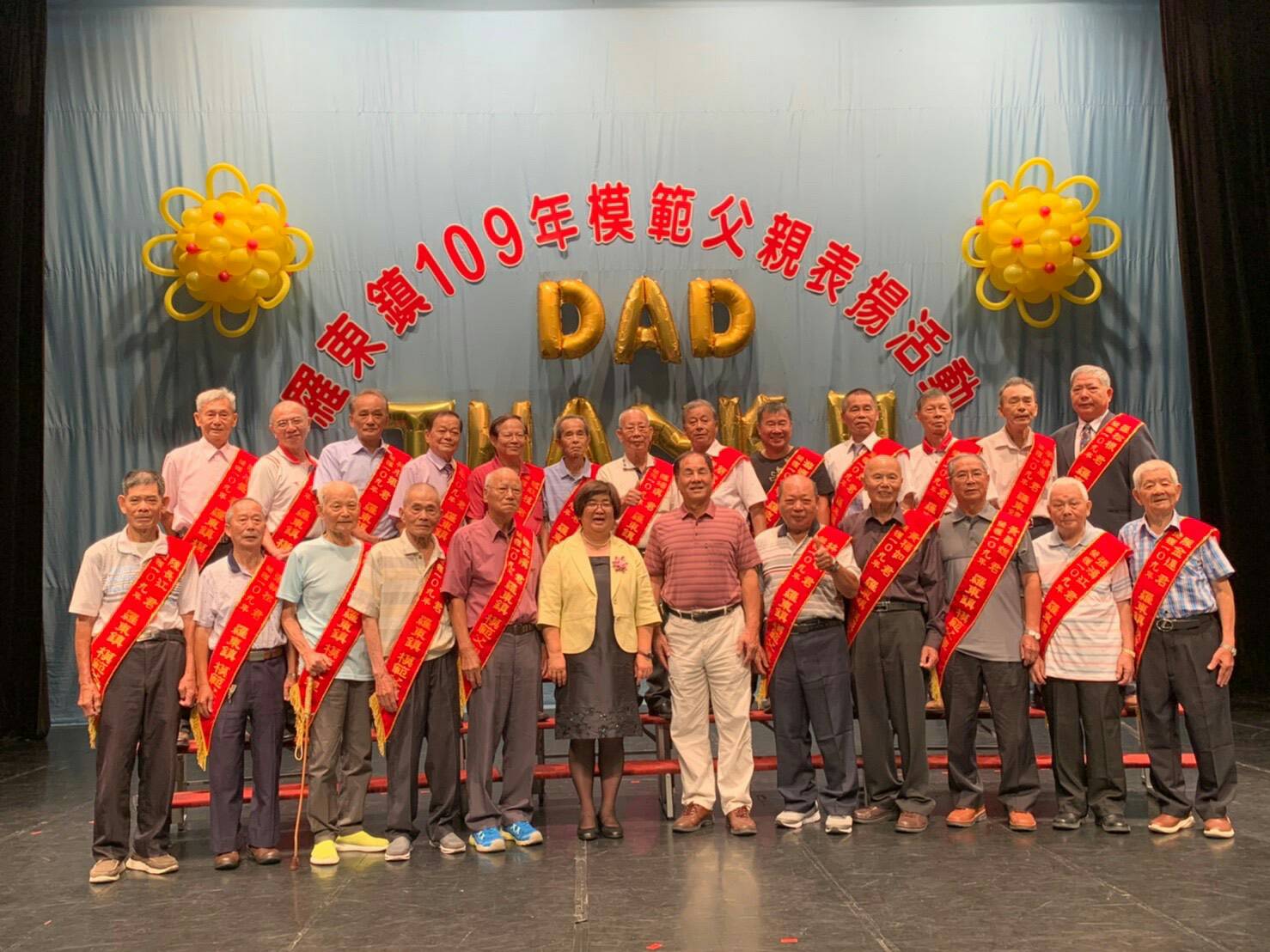 子女跪地奉茶敬父養育恩 羅東模範父親表揚溫馨感人