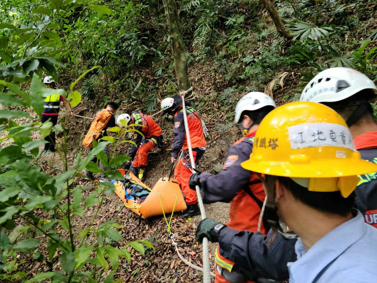 台電人員山區施工摔傷 消防救護隊馳往救援