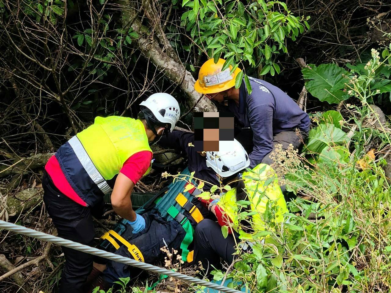 台電人員山區施工摔傷 消防救護隊馳往救援