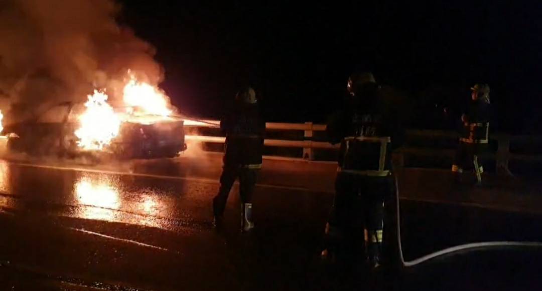 蘇花公路晚間火燒車 自小客引擎冒煙燒成廢鐵