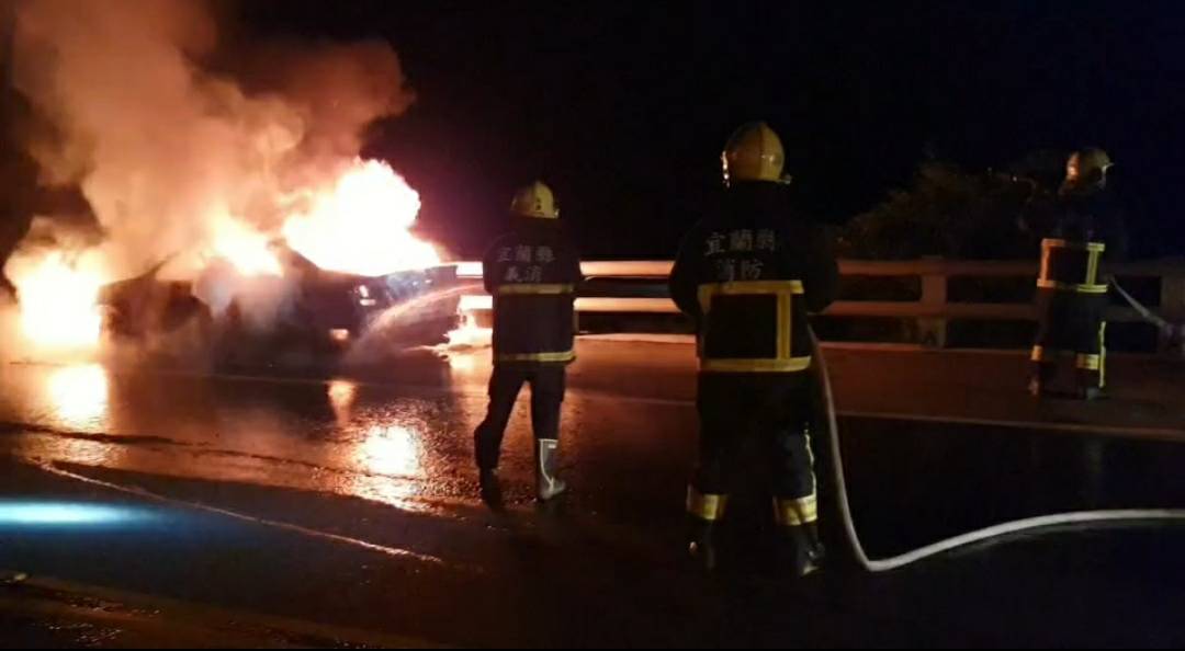 蘇花公路晚間火燒車 自小客引擎冒煙燒成廢鐵