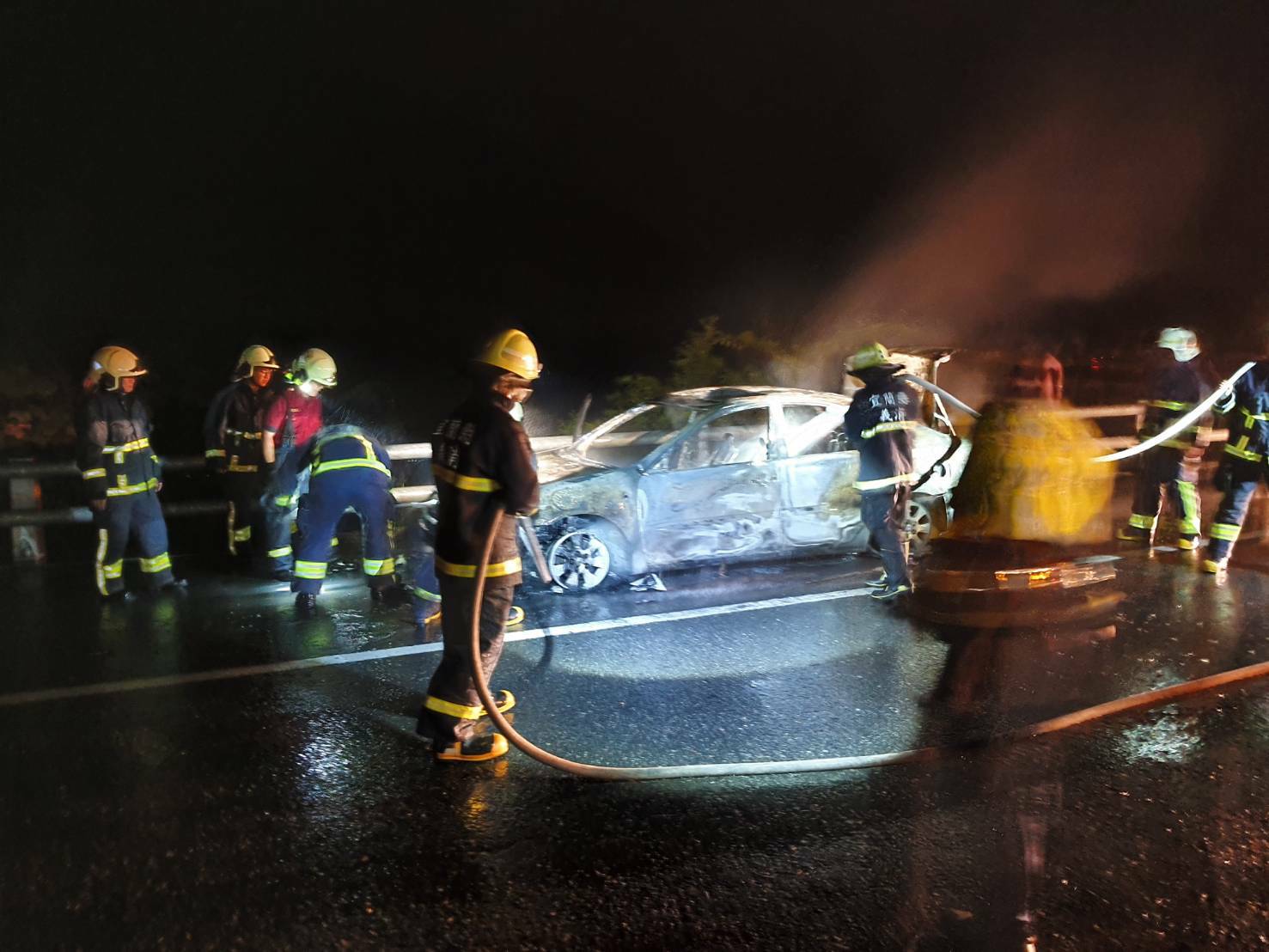 蘇花公路晚間火燒車 自小客引擎冒煙燒成廢鐵