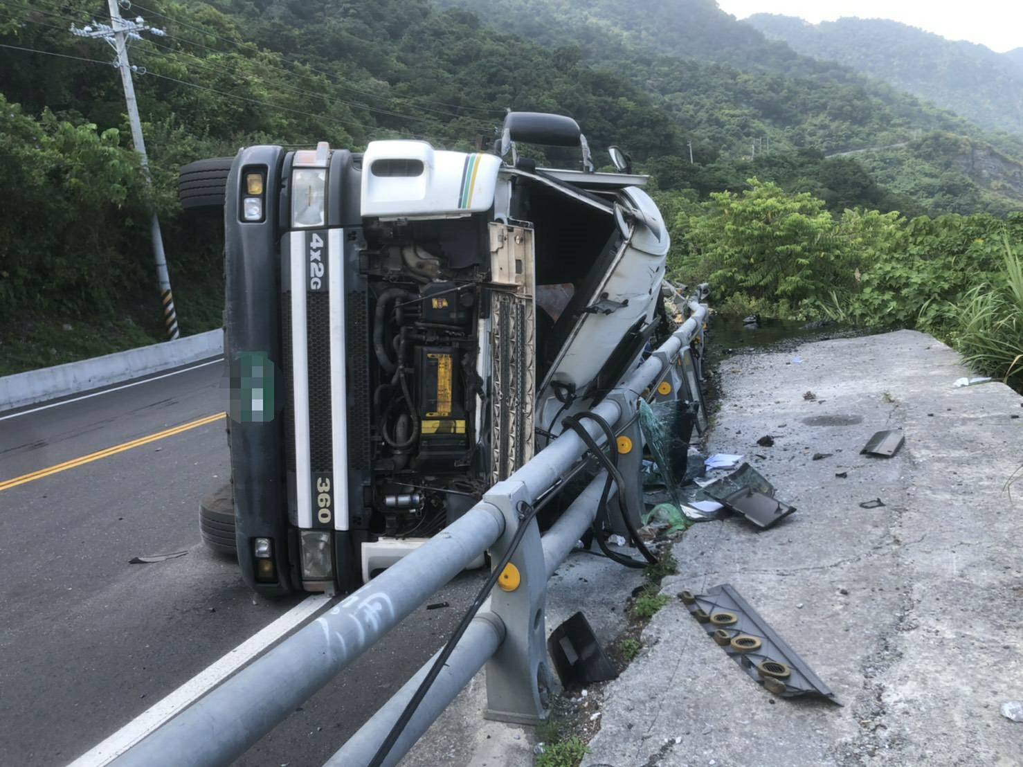 蘇花公路曳引車自撞翻覆