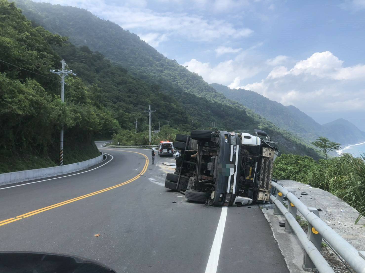 蘇花公路曳引車自撞翻覆