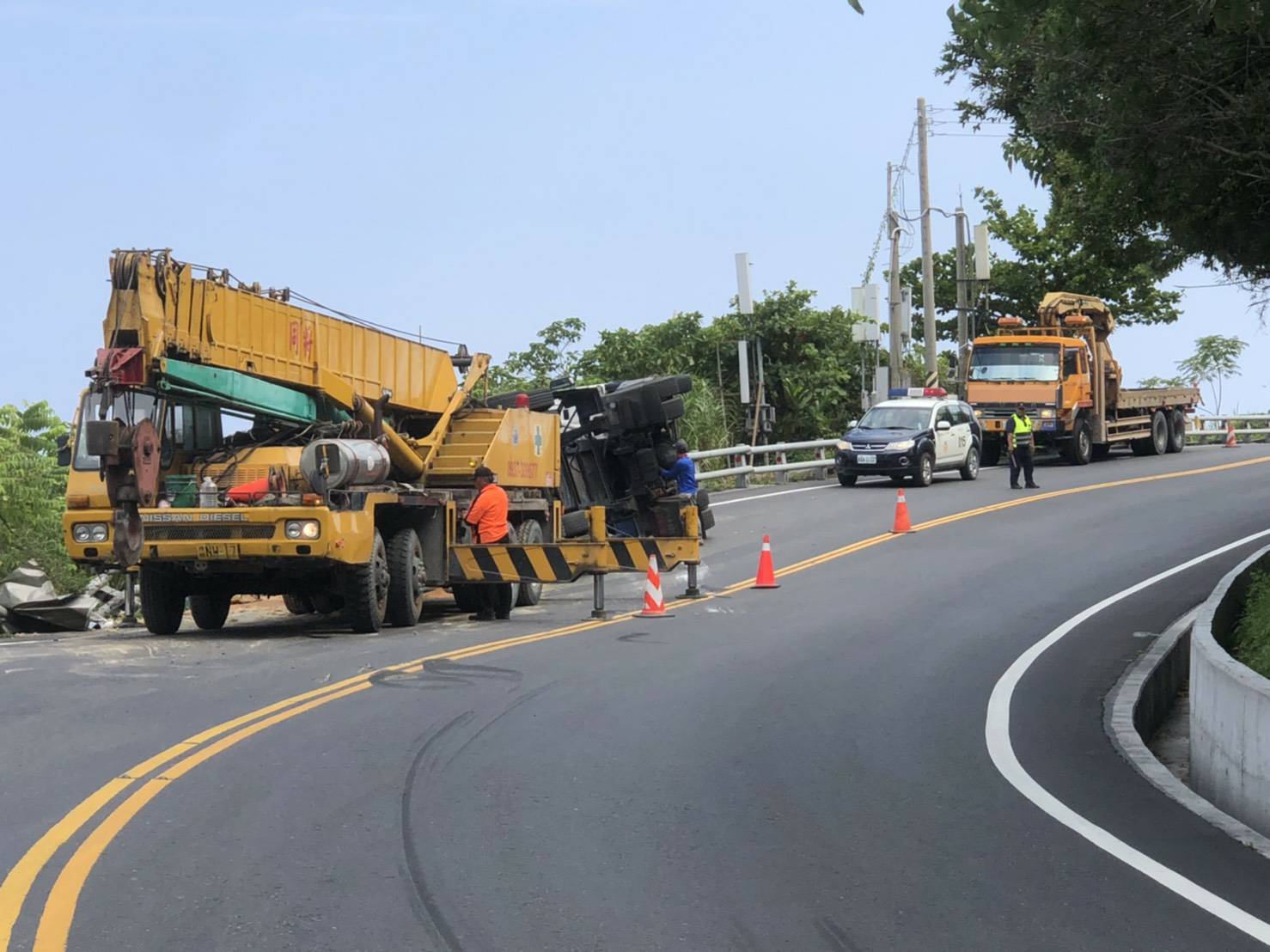 蘇花公路曳引車自撞翻覆