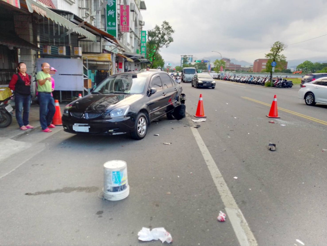 被撞路邊停車