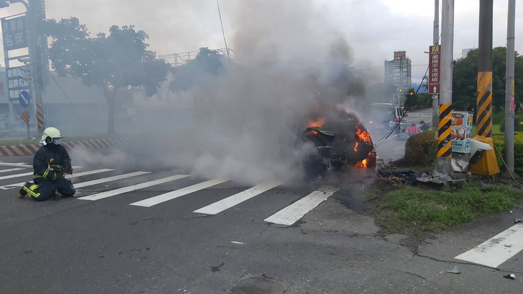 休旅車撞電桿