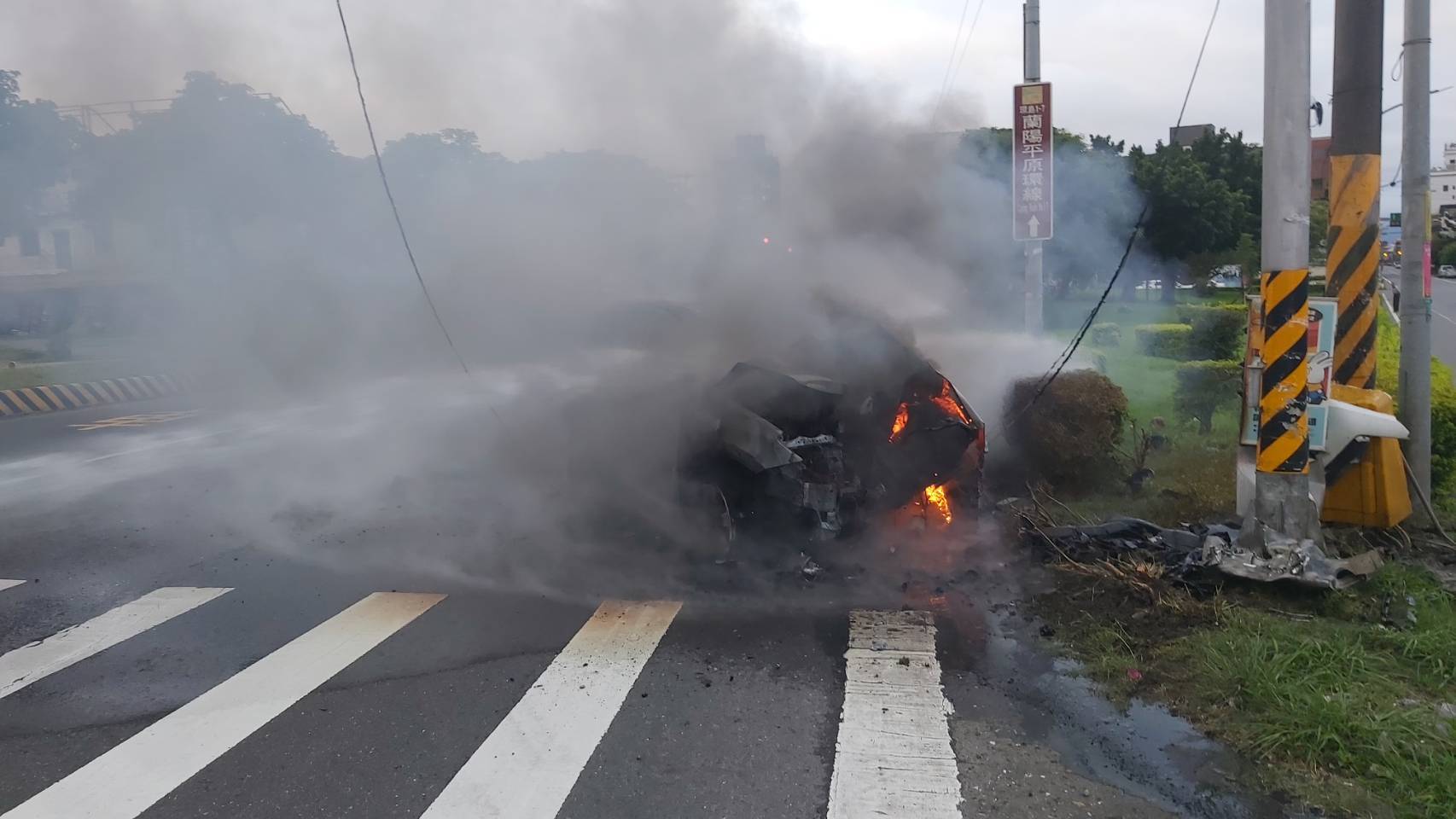 休旅車撞電桿