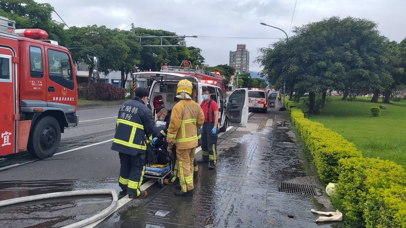 休旅車撞電桿