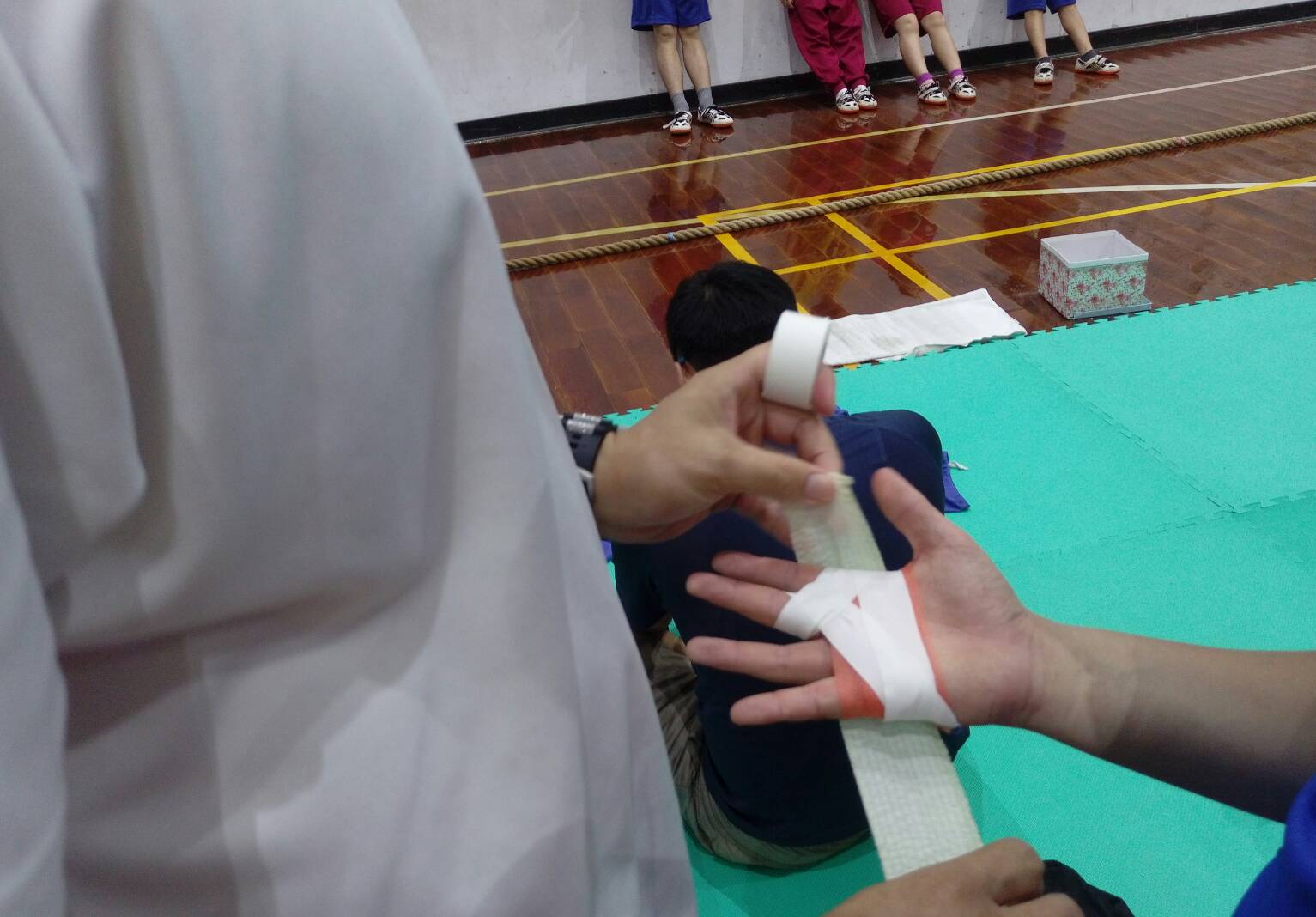 就算手掌磨破皮，包紮後継續練習
