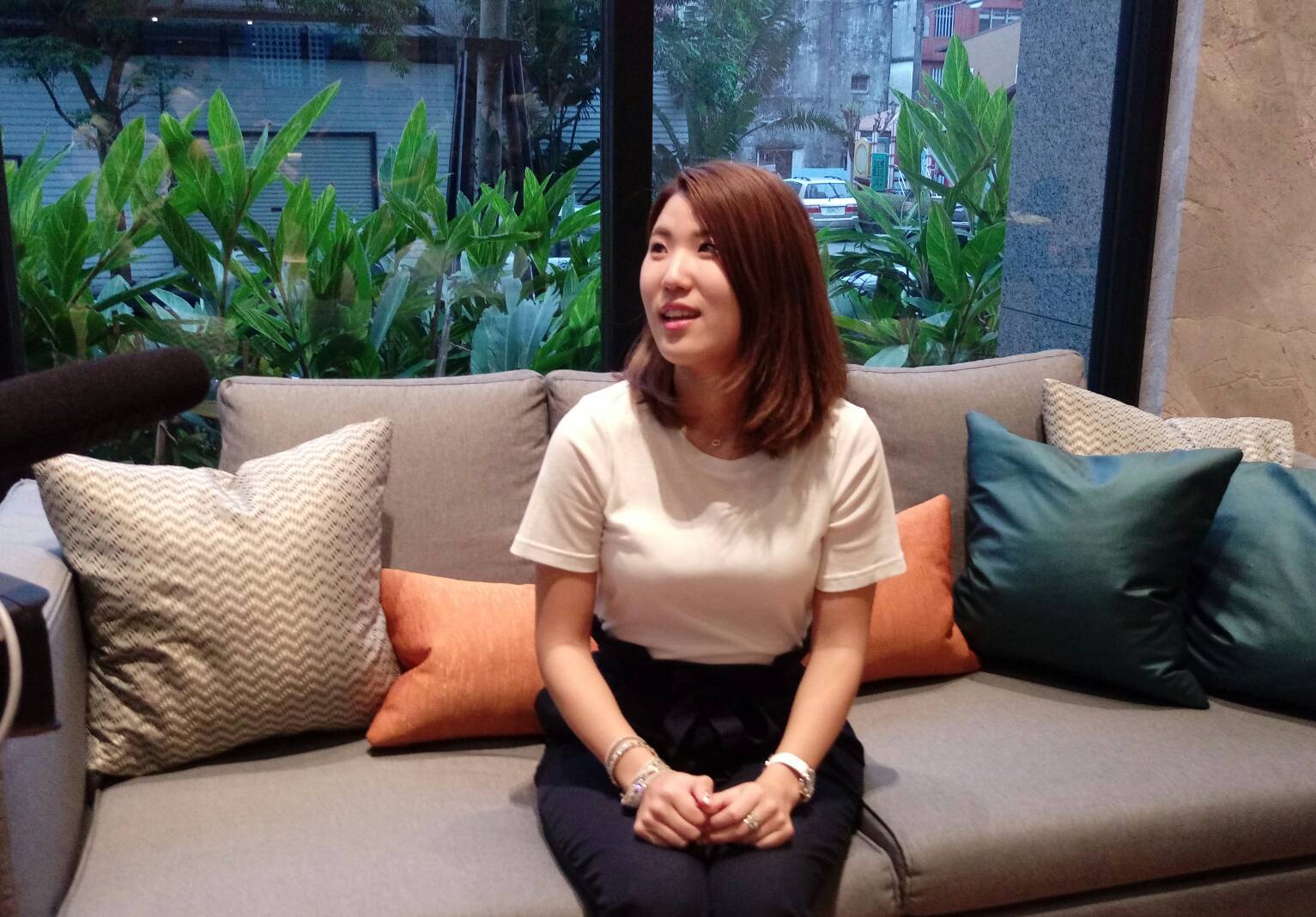 漂海相機失主椿原世梨奈夜抵蘇澳 國際媒體明星式瘋狂追逐