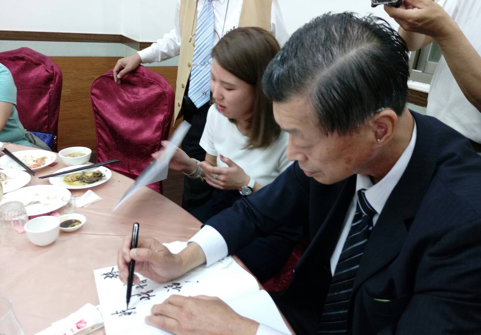 漂海相機失主椿原世梨奈夜抵蘇澳 國際媒體明星式瘋狂追逐