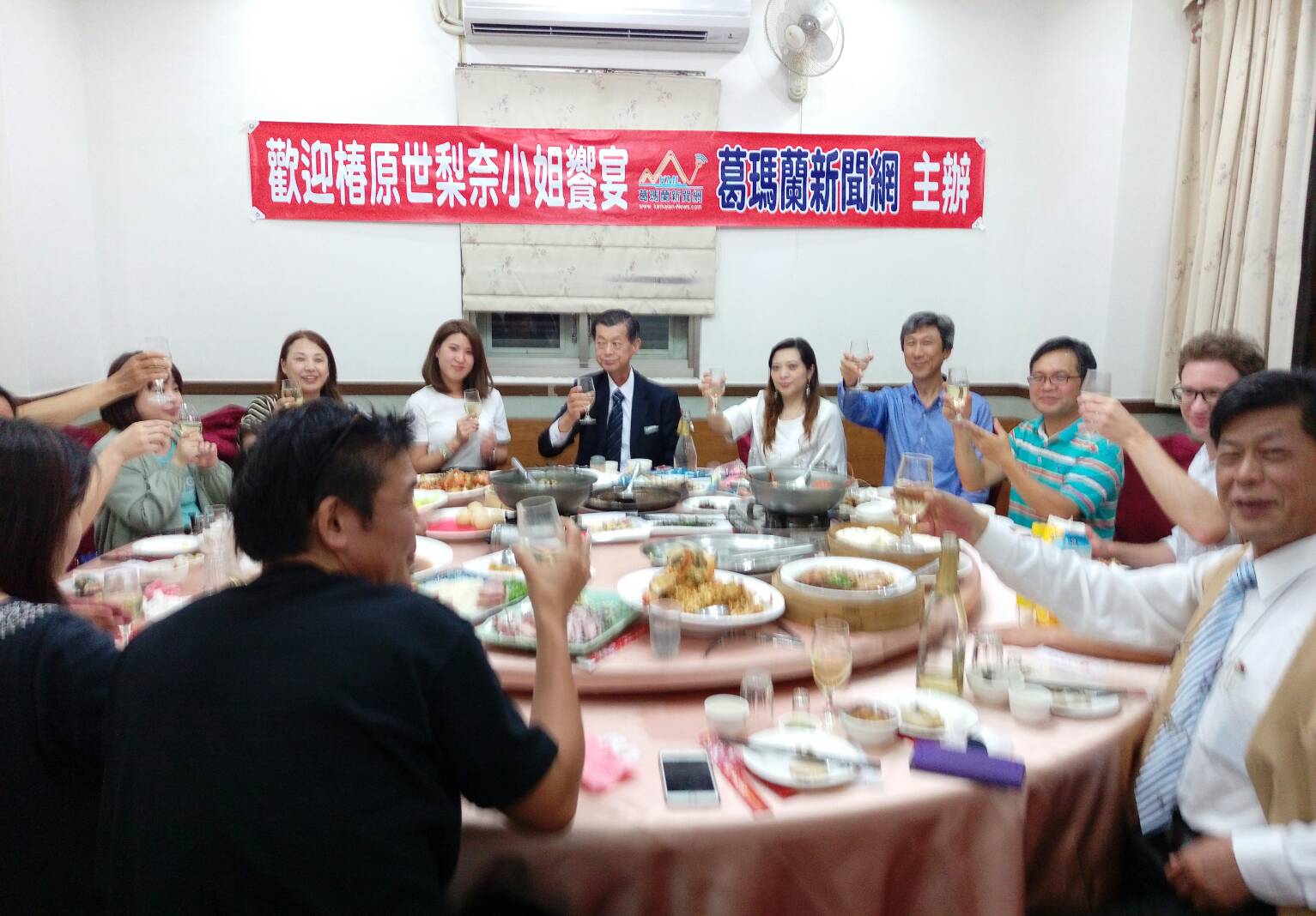 漂海相機失主椿原世梨奈夜抵蘇澳 國際媒體明星式瘋狂追逐