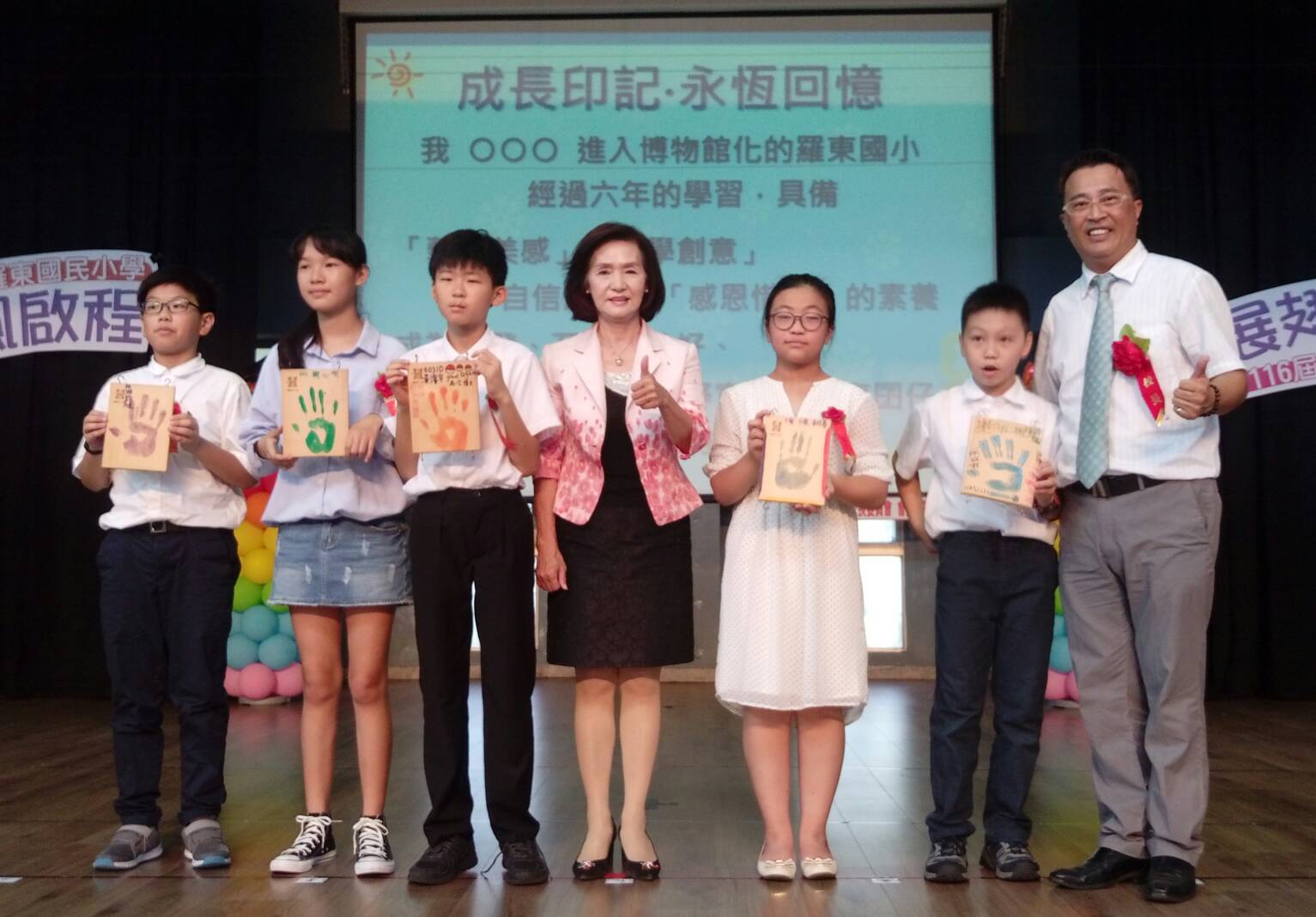 傑出校友林姿妙返母校羅東國小參加畢典 驚喜印記拚圖和印章