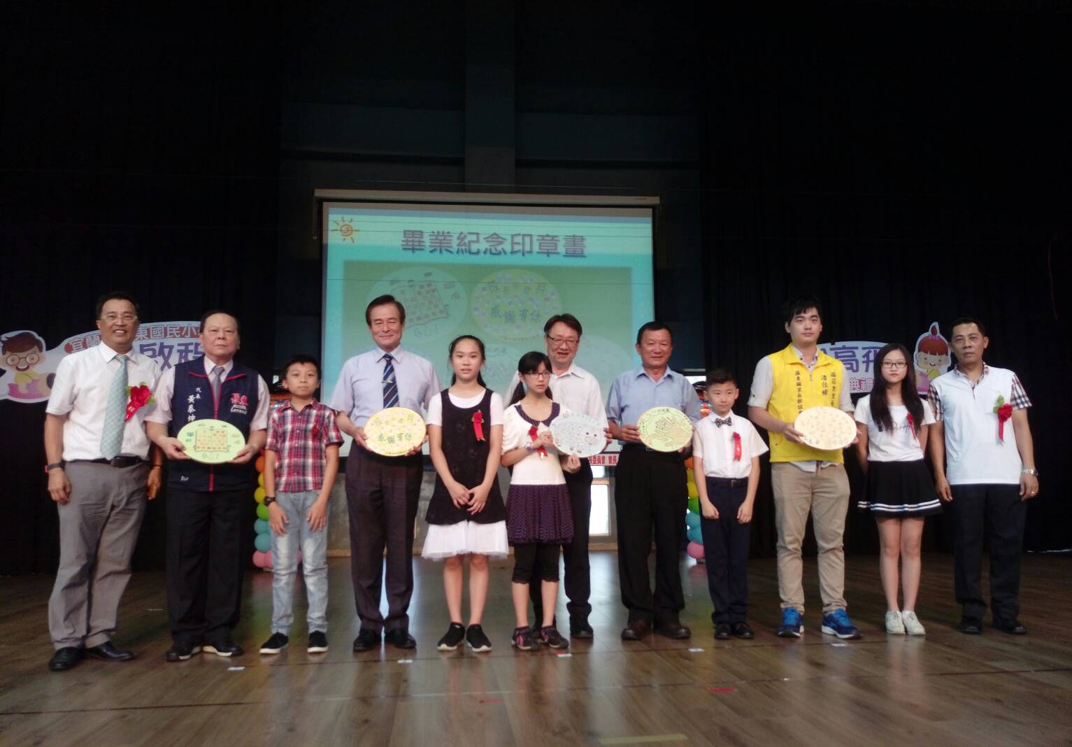 傑出校友林姿妙返母校羅東國小參加畢典 驚喜印記拚圖和印章