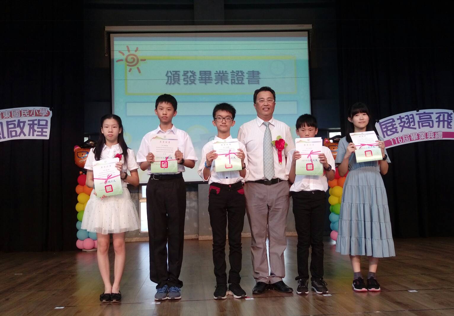 傑出校友林姿妙返母校羅東國小參加畢典 驚喜印記拚圖和印章