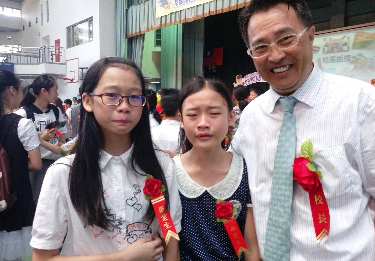 傑出校友林姿妙返母校羅東國小參加畢典 驚喜印記拚圖和印章