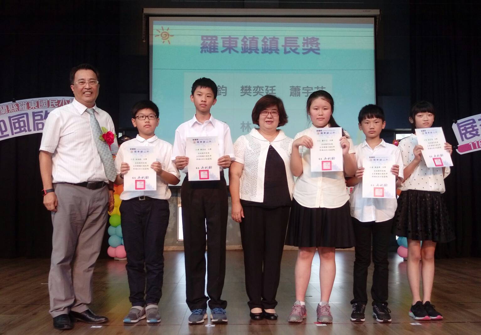 傑出校友林姿妙返母校羅東國小參加畢典 驚喜印記拚圖和印章