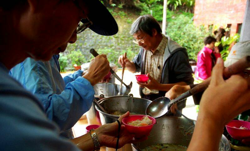 宜蘭縣環保局為實施垃圾減量今年春節期間三家廟宇呷平安粥需自備碗筷