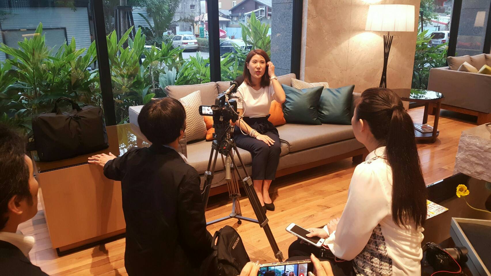 漂海相機失主椿原世梨奈夜抵蘇澳 國際媒體明星式瘋狂追逐