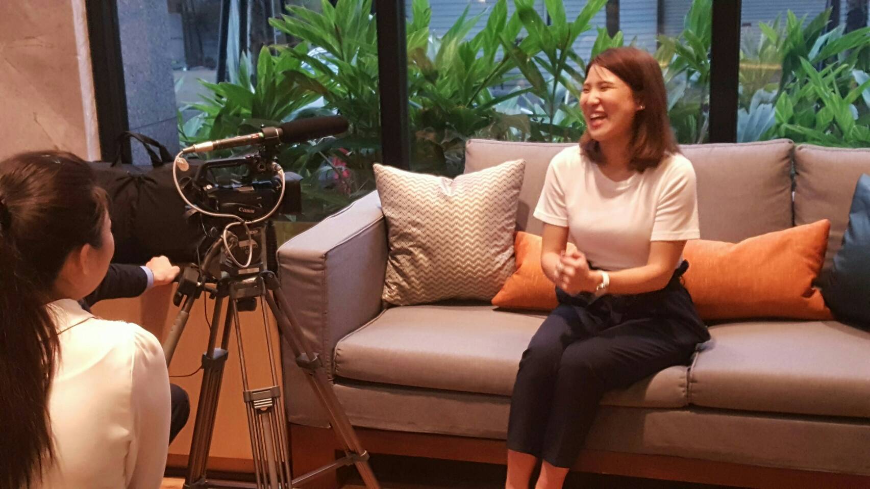 漂海相機失主椿原世梨奈夜抵蘇澳 國際媒體明星式瘋狂追逐