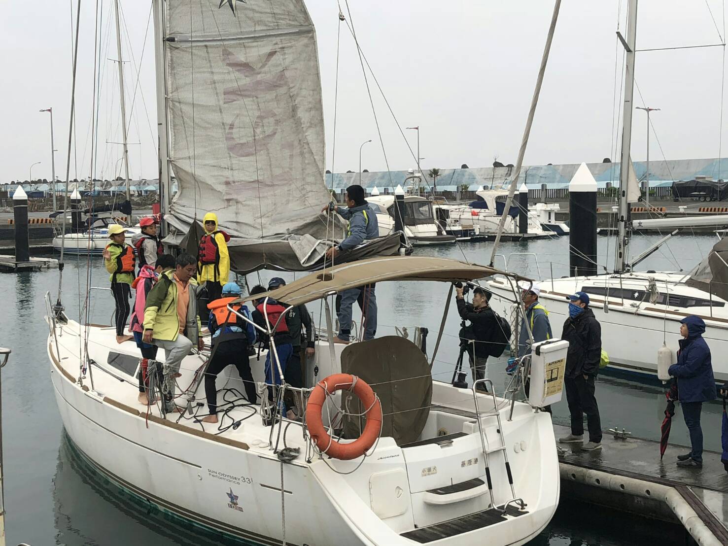 岳明國小帆船隊為航向藍海活動作最後準備(照片/岳明國小提供)