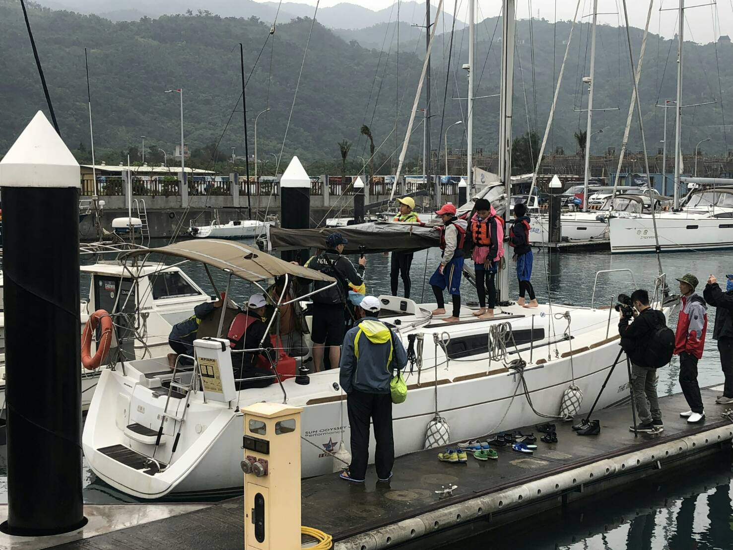 岳明國小帆船隊為航向藍海活動作最後準備(照片/岳明國小提供)