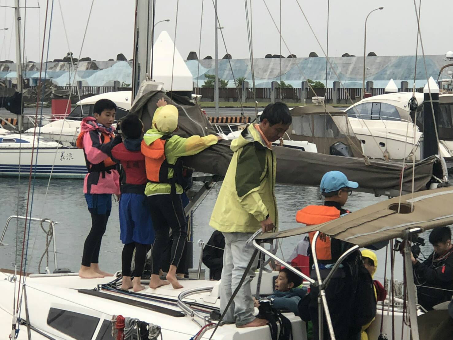 岳明國小帆船隊為航向藍海活動作最後準備(照片/岳明國小提供)
