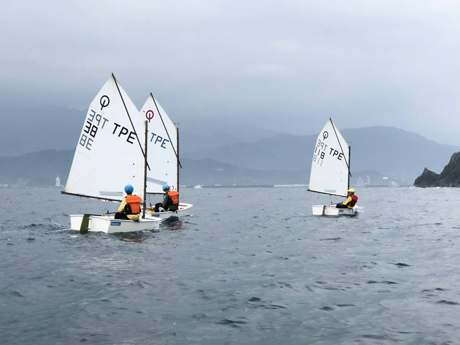 岳明國小學童平時訓練操作帆船情形(照片/岳明國小提供)