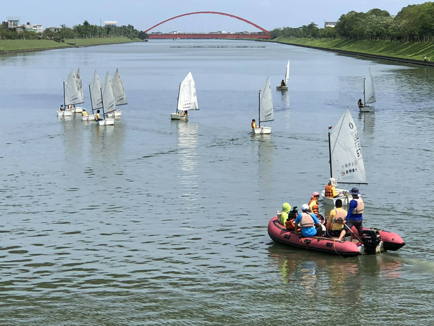 岳明國小學童平時訓練操作帆船情形(照片/岳明國小提供)