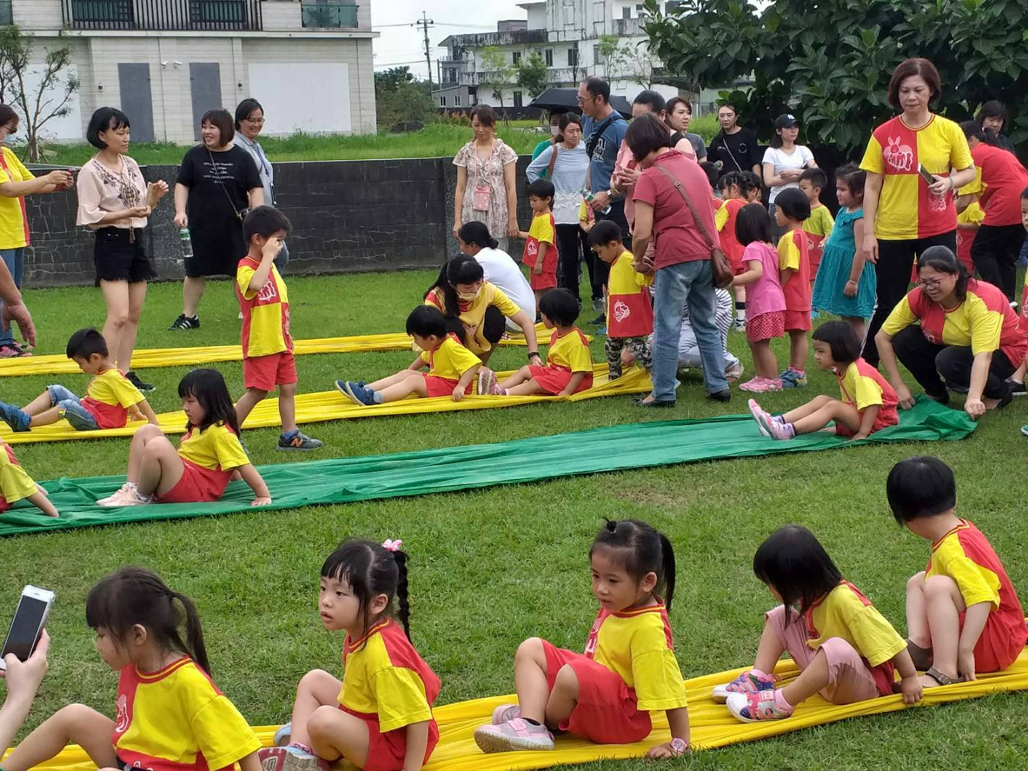 大人瘋龍舟.小孩玩陸上行舟 五結鄉立幼兒園慶端午樂融融