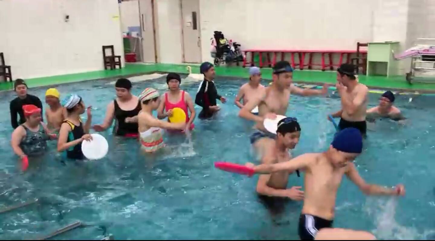 特殊教育報導 / 系列七~ 特教生水中有氧體驗 一堂從頭笑到尾的課程
