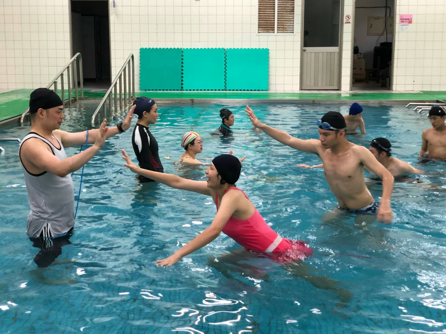 特殊教育報導 / 系列七~ 特教生水中有氧體驗  一堂從頭笑到尾的課程