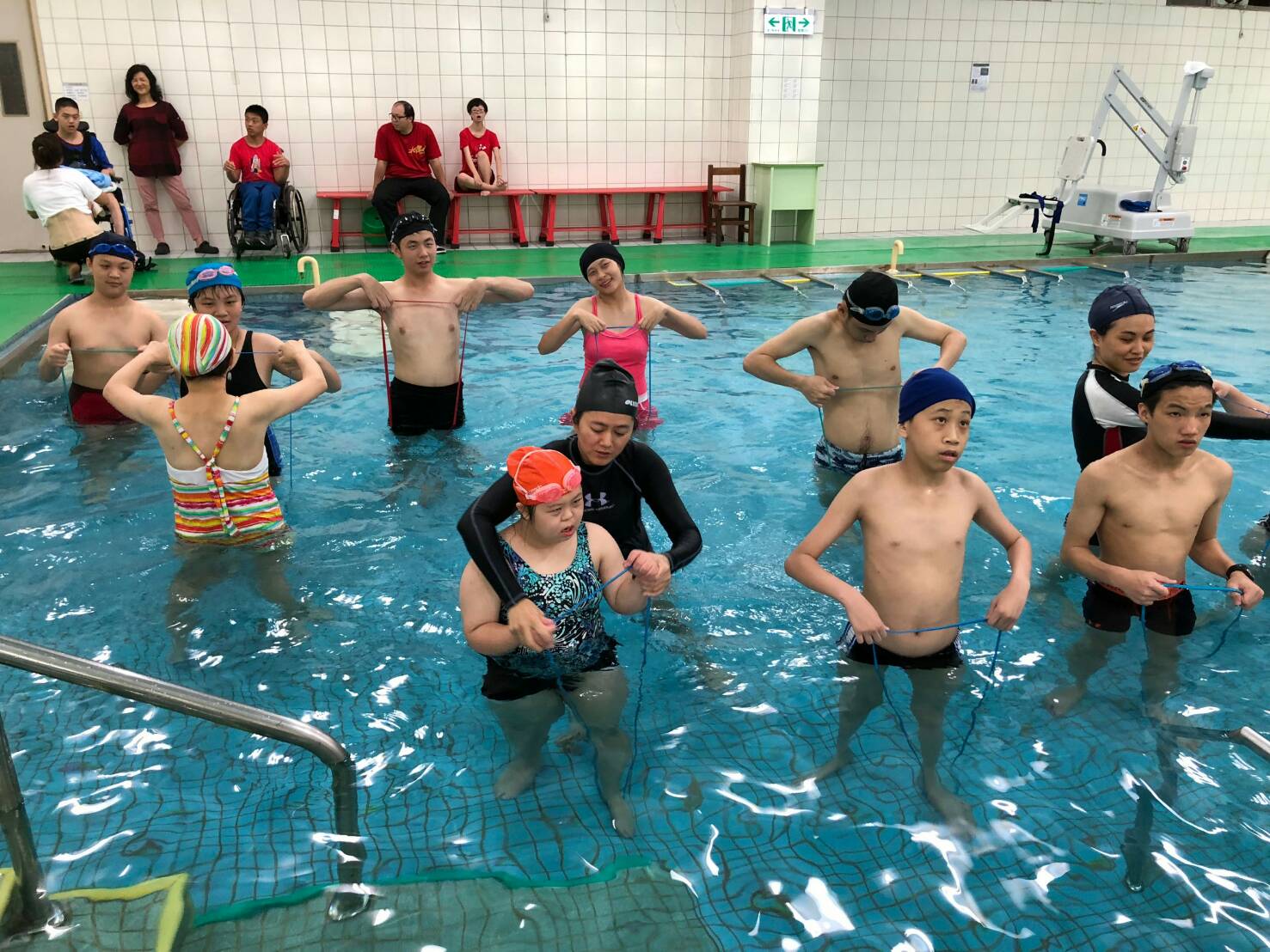 特殊教育報導 / 系列七~ 特教生水中有氧體驗 一堂從頭笑到尾的課程
