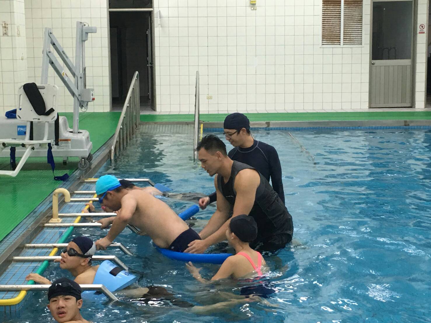 特殊教育報導 / 系列七~ 特教生水中有氧體驗 一堂從頭笑到尾的課程