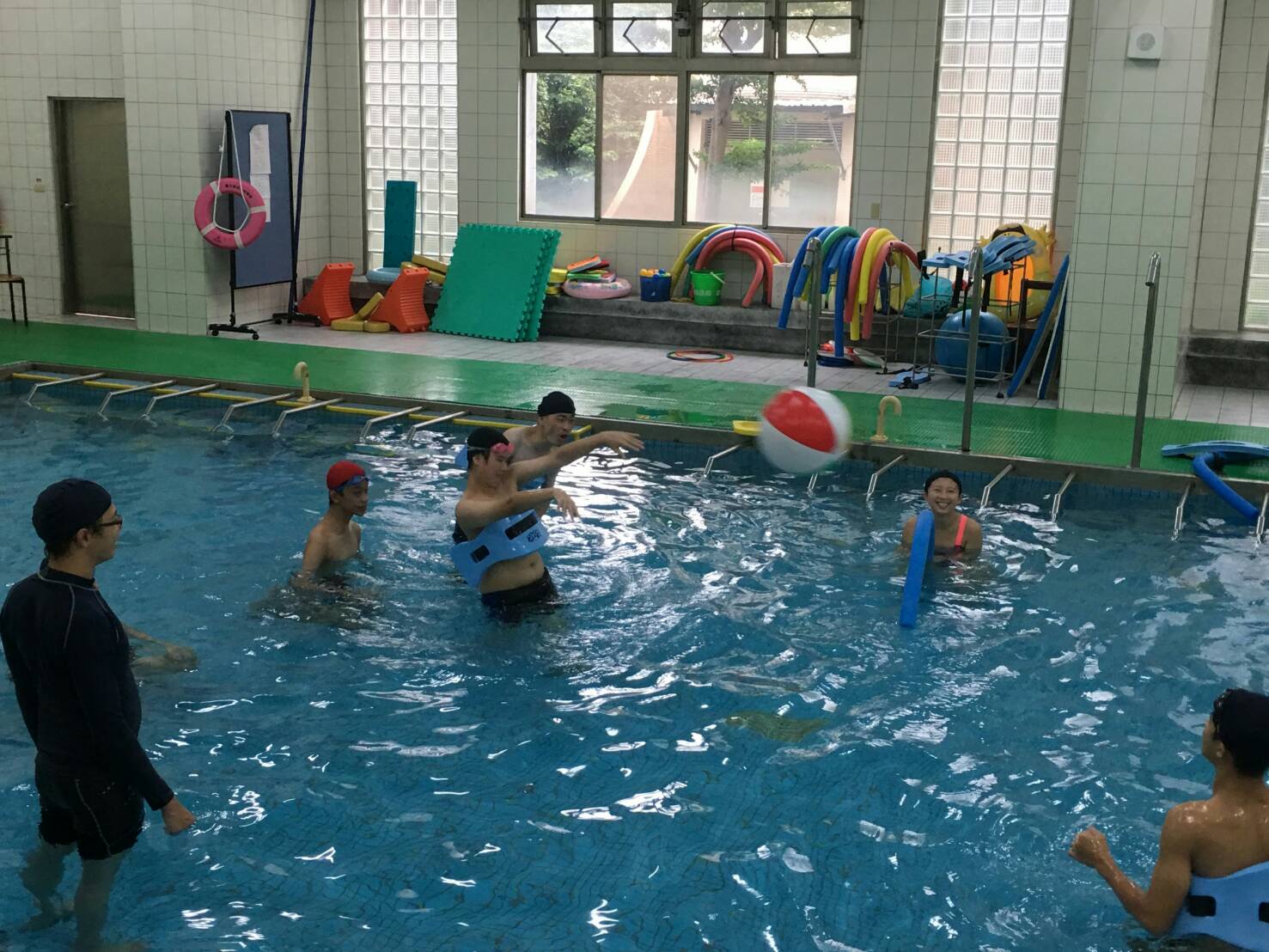 特殊教育報導 / 系列七~ 特教生水中有氧體驗 一堂從頭笑到尾的課程