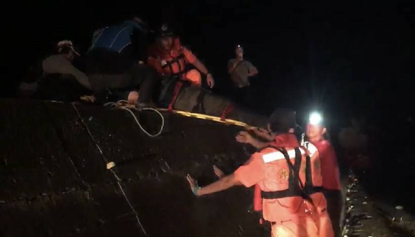 深夜釣客跌落海堤 海巡消防協力救援