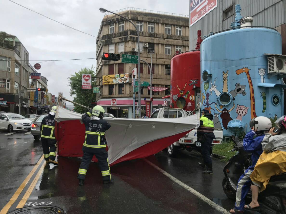 颱風過境少外出 羅東五結壯圍多處招牌路樹倒塌