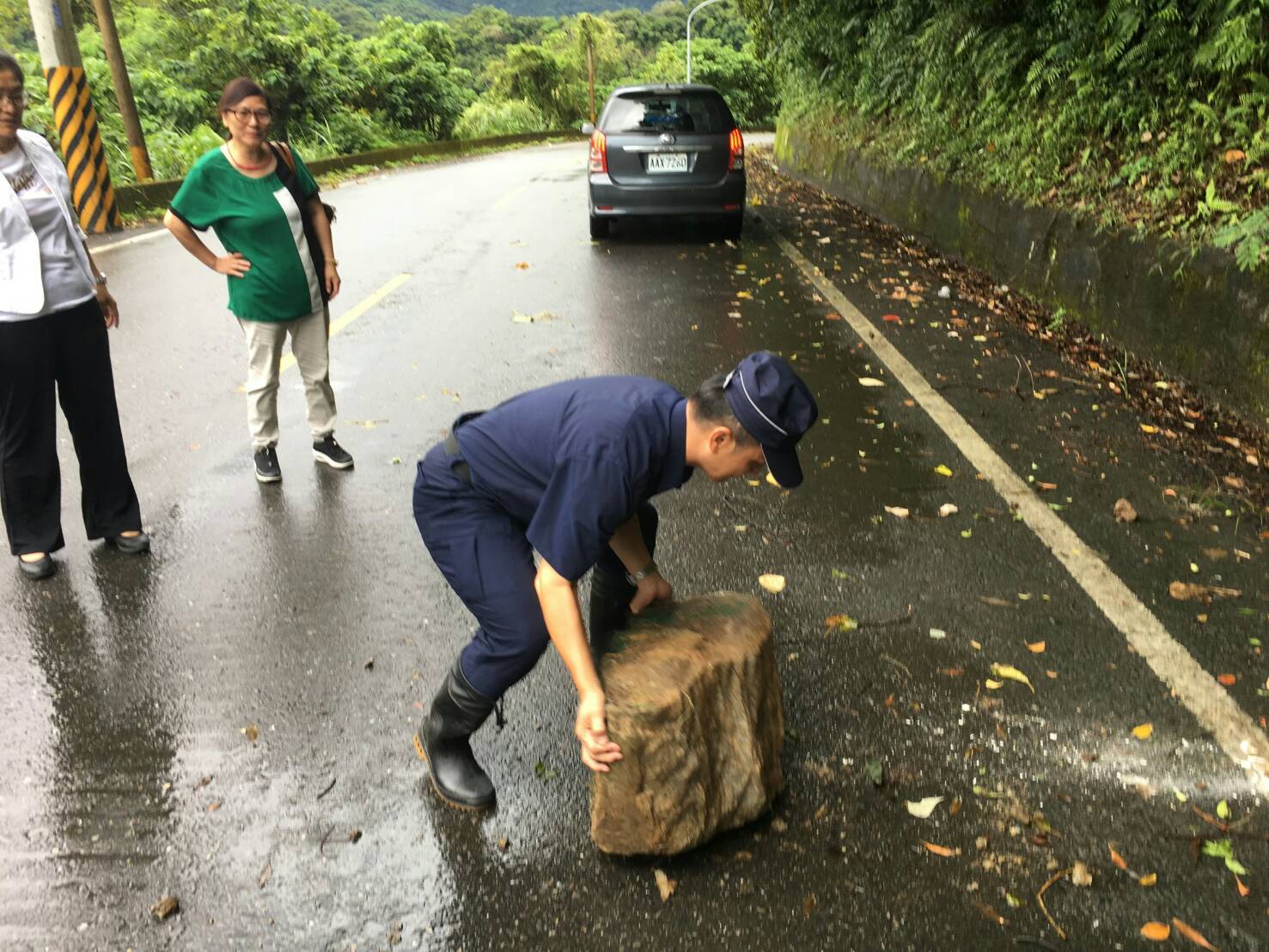 颱風過境少外出 羅東五結壯圍多處招牌路樹倒塌