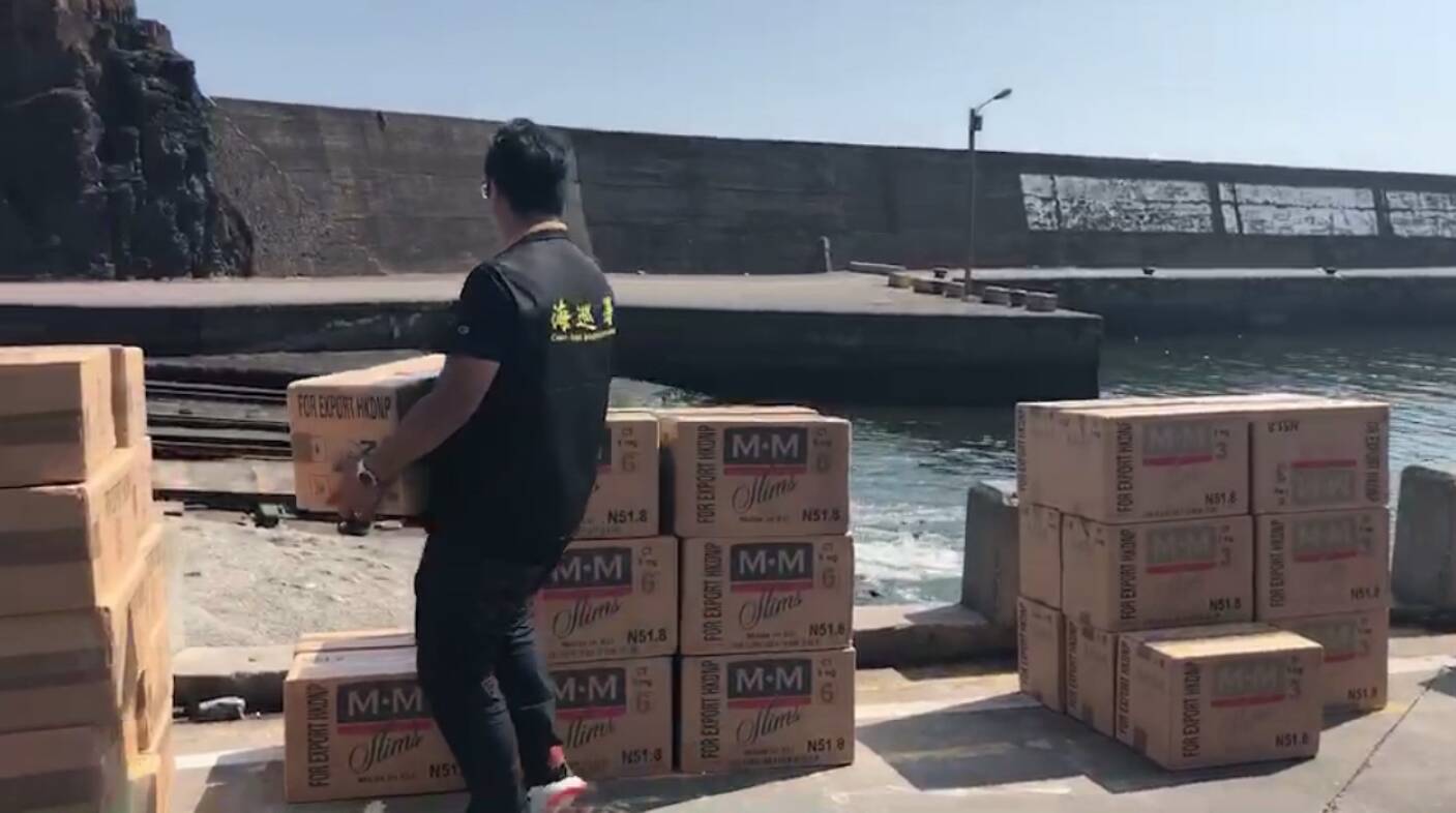海巡署大溪漁港查獲2漁船走私菸 近130萬包價約二千四百萬元