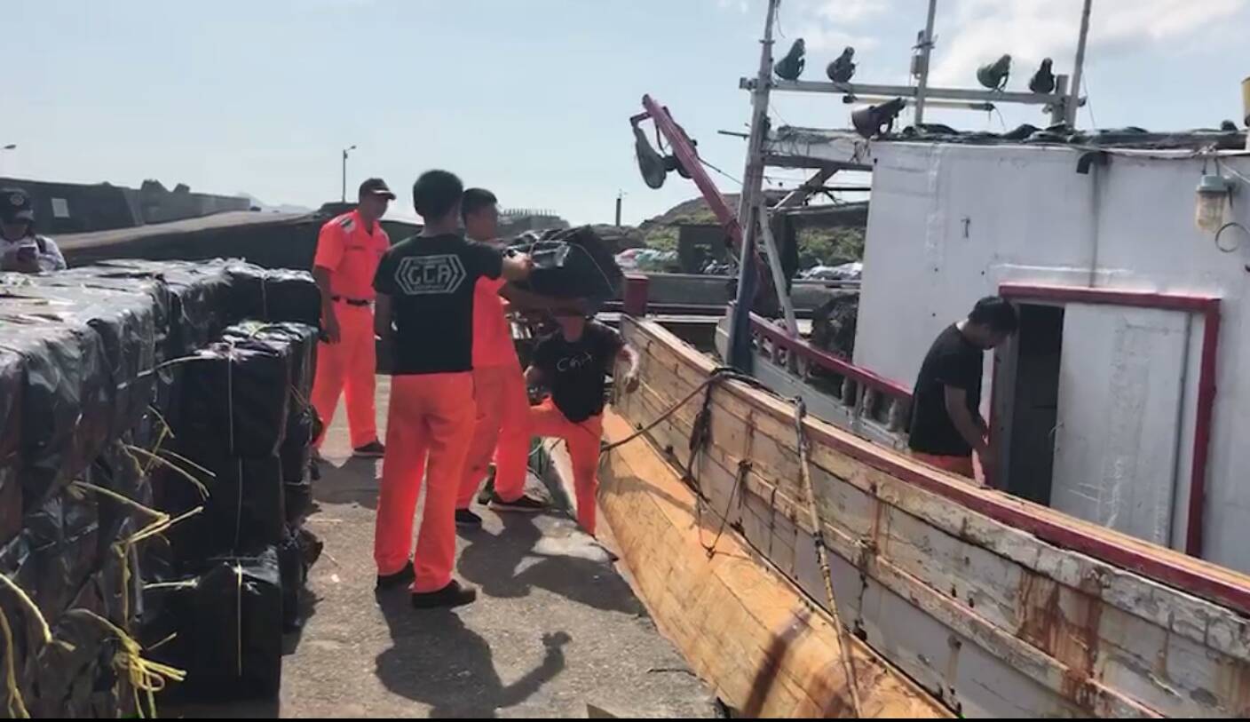 海巡署大溪漁港查獲2漁船走私菸 近130萬包價約二千四百萬元