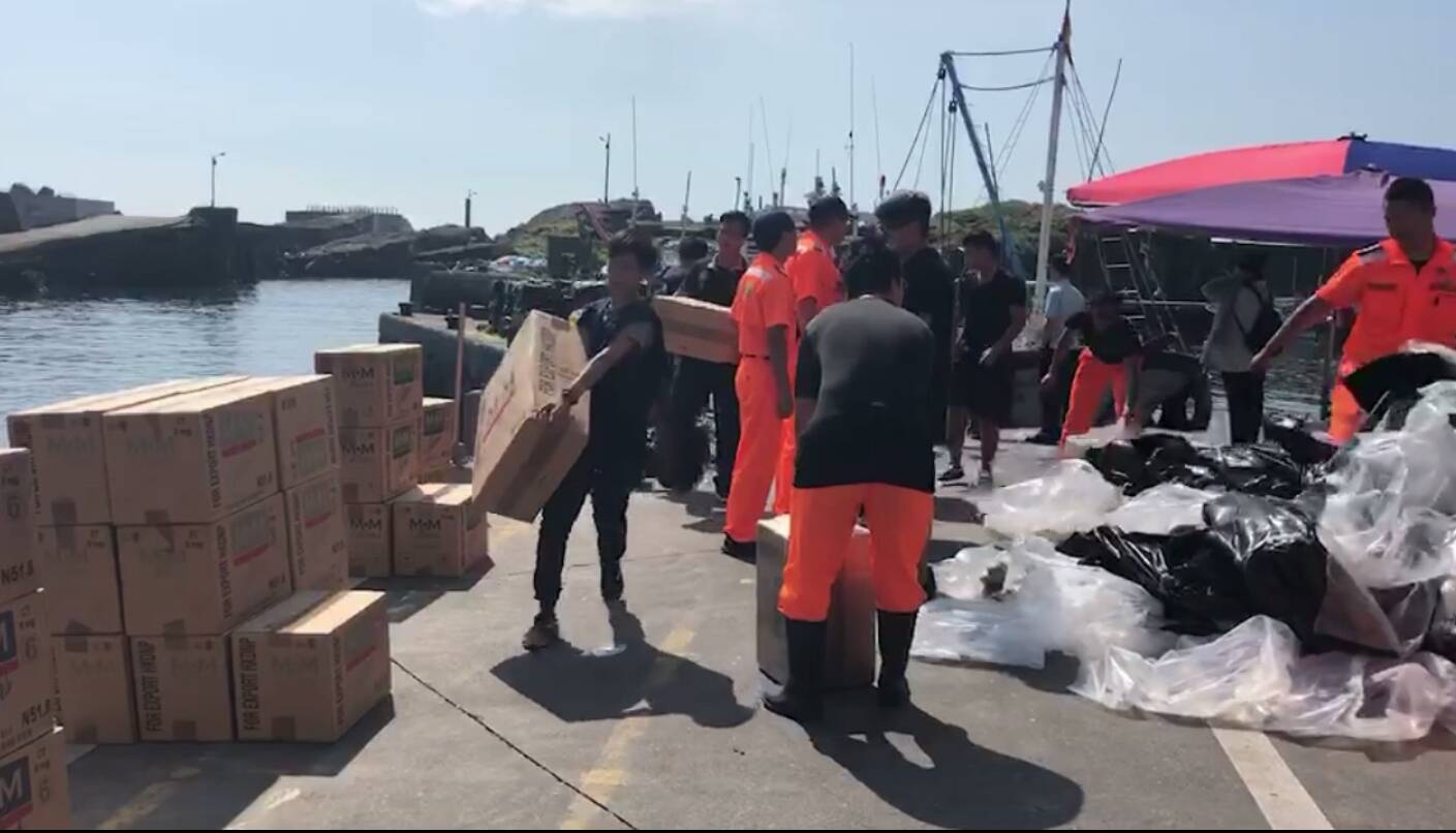 海巡署大溪漁港查獲2漁船走私菸 近130萬包價約二千四百萬元