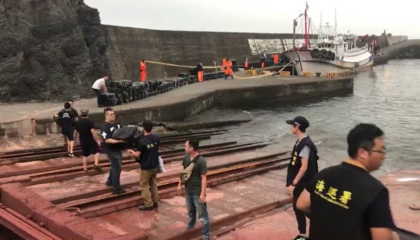 海巡署大溪漁港查獲2漁船走私菸 近130萬包價約二千四百萬元