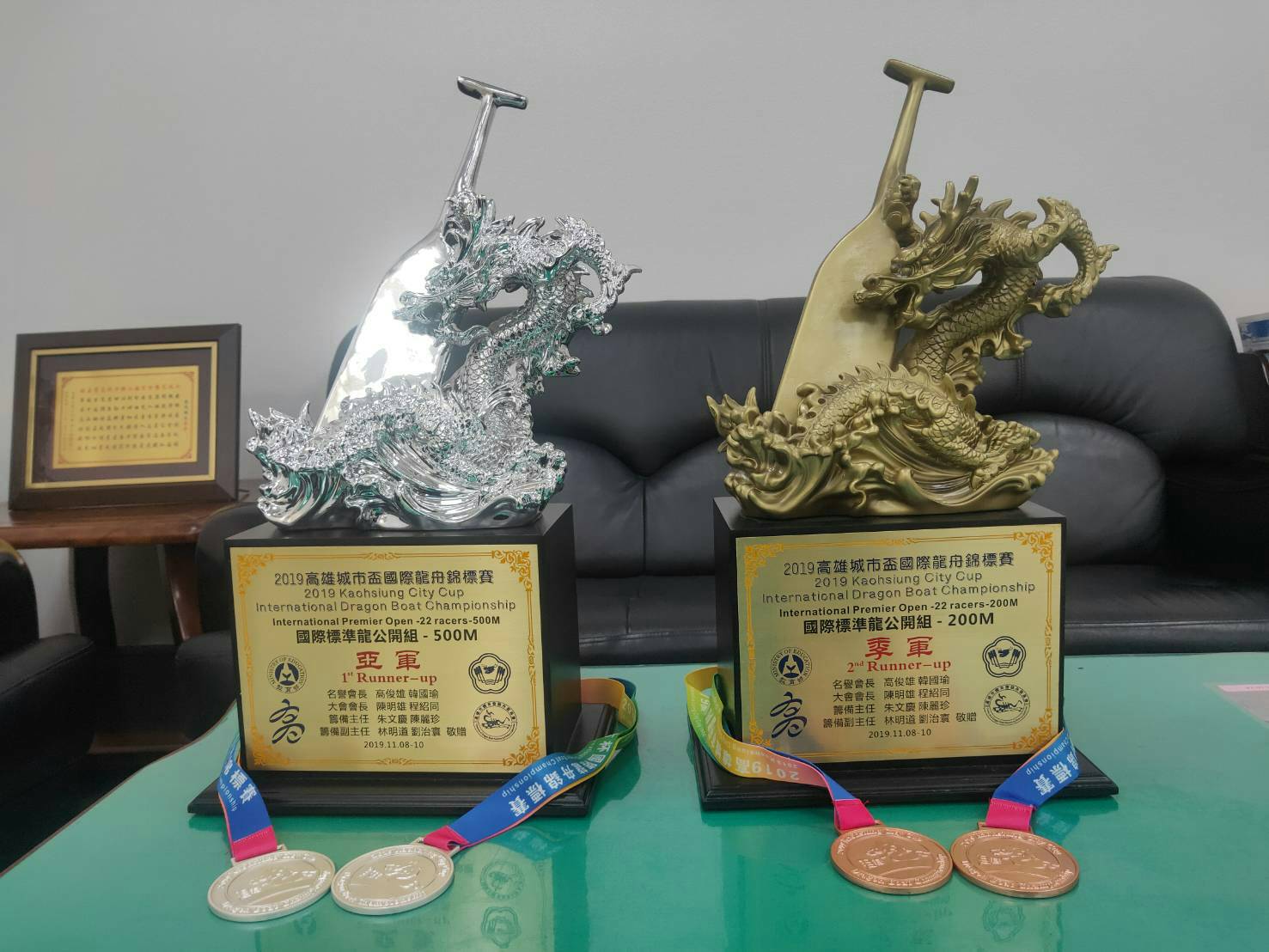 五結鄉龍舟隊獲國際龍舟錦標賽殊榮 獎杯獎牌獻予鄉公所收藏