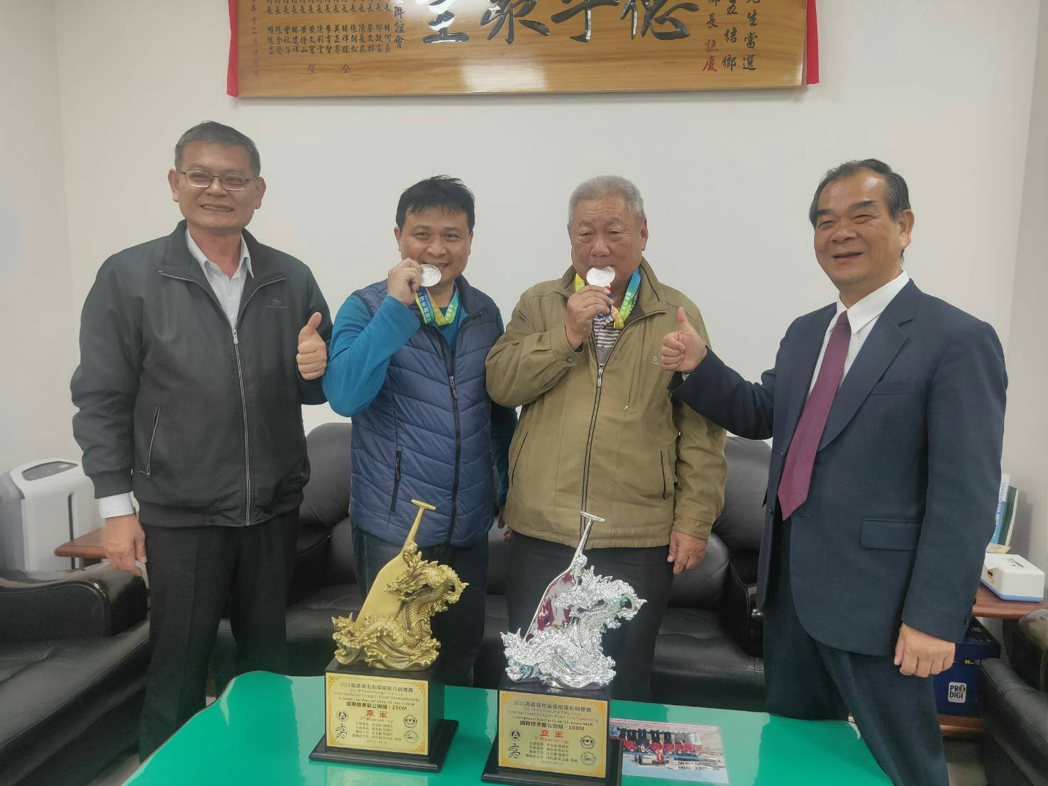 五結鄉龍舟隊獲國際龍舟錦標賽殊榮 獎杯獎牌獻予鄉公所收藏