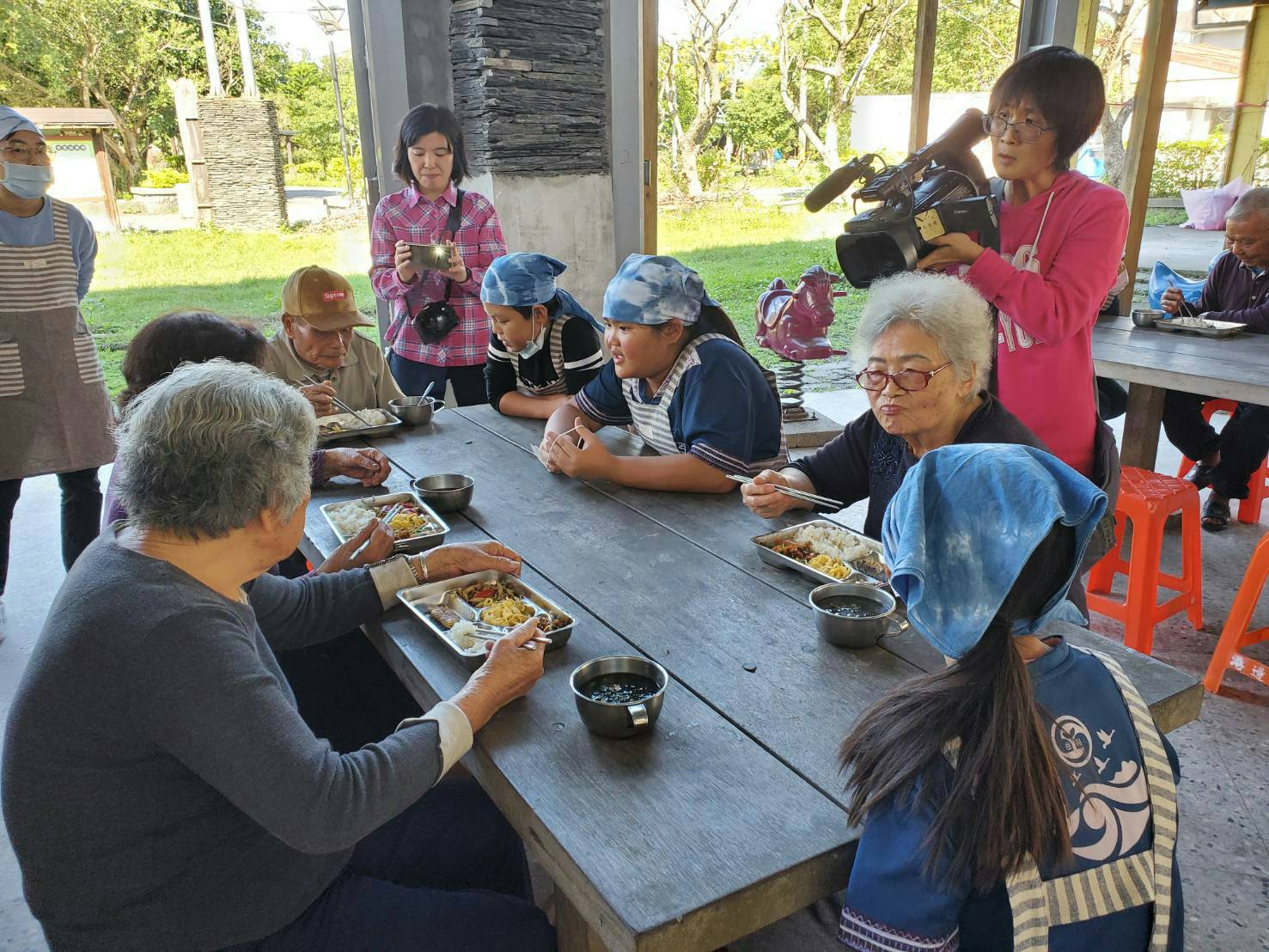 真不簡單 岳明小學生做海味便當給阿公阿嬤吃耶!