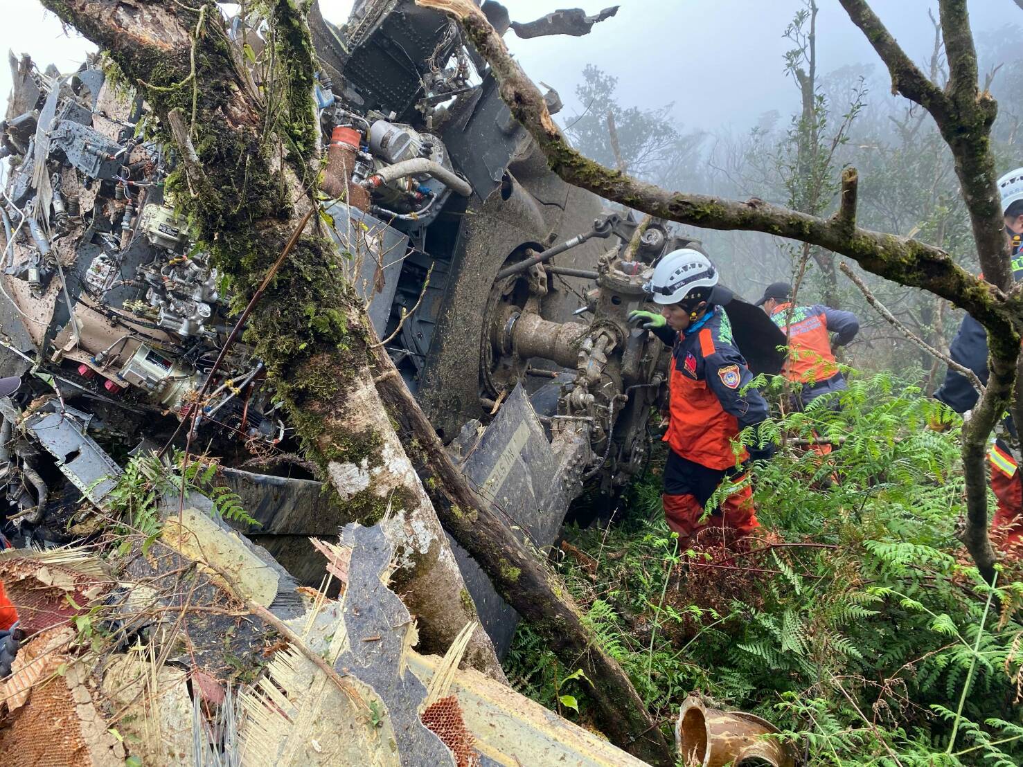 空軍救護隊黑鷹直升機失事 國防部派駐軍特戰急搜中