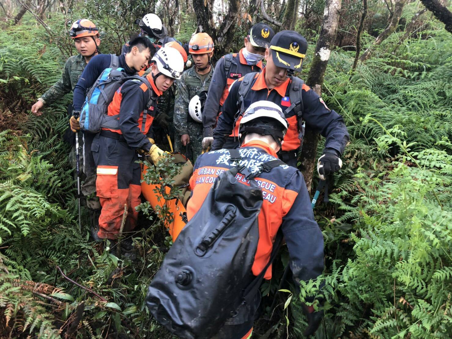 【記者陳宣良/宜蘭報導】 國軍黑鷹直升機失事案，已證實包括參謀總長沈一鳴上將等8人罹難，國軍一夕折損5顆星星慘劇，另有5人幸運獲救；國防部遵總統指示，已下令國軍各單位自1月2日起至4日，連續三日降半旗，以示哀悼。  國防部今(2)日沉痛表示，參謀總長沈上將等一行13員，上午0750時搭乘UH-60M直升機（編號933）乙架至宜蘭東澳嶺執行春節慰勉行程，因不明原因迫降失事。  國防部指出，部長嚴先生在獲報後即率專案小組親赴前進指揮所指揮搜救工作；另由陸軍派出地面部隊併同地方消防局搜救小組，於1330時搜救人員抵達現場救援，包括後次室中將次長黃佑民、通次室中將次長曹進平、作計室少將處長劉孝堂、中校作參官周欣頤及軍聞社新聞士陳映竹上士等5人獲救，其餘8員無生命跡象。蔡總統抵達宜蘭前進指揮所時指示，除全力撫慰家屬外，並啟動後續撫卹及治喪相關事宜。此外，國防部遵總統指示，已下令國軍各單位自1月2日起至4日，連續三日降半旗，以示哀悼。  國防部指出，由於天候不佳，無法執行人員吊掛，目前以人力進行搬運至平地，陸續後送就醫治療；罹難人員運送至松山基地後，辦理移靈作業。另有關飛機失事肇因，將由飛機失事調查委員會進行專案調查。  搭乘該架黑鷹直升機成員13人名單，計有： 參謀總長沈一鳴上將、正駕駛葉建儀中校、副駕駛劉鎮富上尉、機工長許鴻彬士官長、總士官督導長韓正宏士官長、後次室次長黃佑民中將、通次室次長曹進平中將、情次室助次洪鴻鈞少將、作計室處長劉孝堂少將、政戰局副局長于親文少將、參謀周欣頤中校、參謀黃聖航少校、軍聞社記者陳映竹上士。