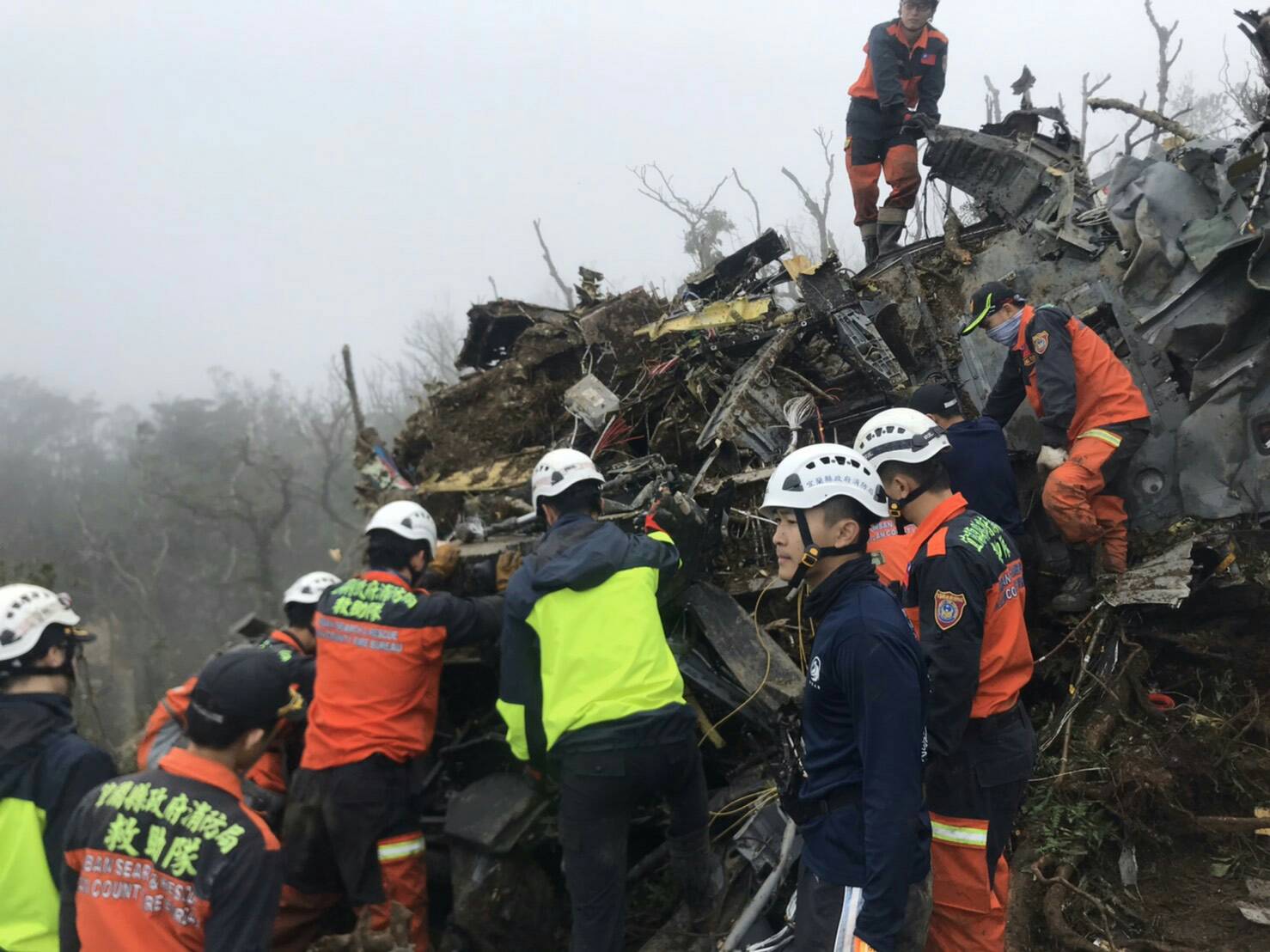 【記者陳宣良/宜蘭報導】 國軍黑鷹直升機失事案，已證實包括參謀總長沈一鳴上將等8人罹難，國軍一夕折損5顆星星慘劇，另有5人幸運獲救；國防部遵總統指示，已下令國軍各單位自1月2日起至4日，連續三日降半旗，以示哀悼。  國防部今(2)日沉痛表示，參謀總長沈上將等一行13員，上午0750時搭乘UH-60M直升機（編號933）乙架至宜蘭東澳嶺執行春節慰勉行程，因不明原因迫降失事。  國防部指出，部長嚴先生在獲報後即率專案小組親赴前進指揮所指揮搜救工作；另由陸軍派出地面部隊併同地方消防局搜救小組，於1330時搜救人員抵達現場救援，包括後次室中將次長黃佑民、通次室中將次長曹進平、作計室少將處長劉孝堂、中校作參官周欣頤及軍聞社新聞士陳映竹上士等5人獲救，其餘8員無生命跡象。蔡總統抵達宜蘭前進指揮所時指示，除全力撫慰家屬外，並啟動後續撫卹及治喪相關事宜。此外，國防部遵總統指示，已下令國軍各單位自1月2日起至4日，連續三日降半旗，以示哀悼。  國防部指出，由於天候不佳，無法執行人員吊掛，目前以人力進行搬運至平地，陸續後送就醫治療；罹難人員運送至松山基地後，辦理移靈作業。另有關飛機失事肇因，將由飛機失事調查委員會進行專案調查。  搭乘該架黑鷹直升機成員13人名單，計有： 參謀總長沈一鳴上將、正駕駛葉建儀中校、副駕駛劉鎮富上尉、機工長許鴻彬士官長、總士官督導長韓正宏士官長、後次室次長黃佑民中將、通次室次長曹進平中將、情次室助次洪鴻鈞少將、作計室處長劉孝堂少將、政戰局副局長于親文少將、參謀周欣頤中校、參謀黃聖航少校、軍聞社記者陳映竹上士。